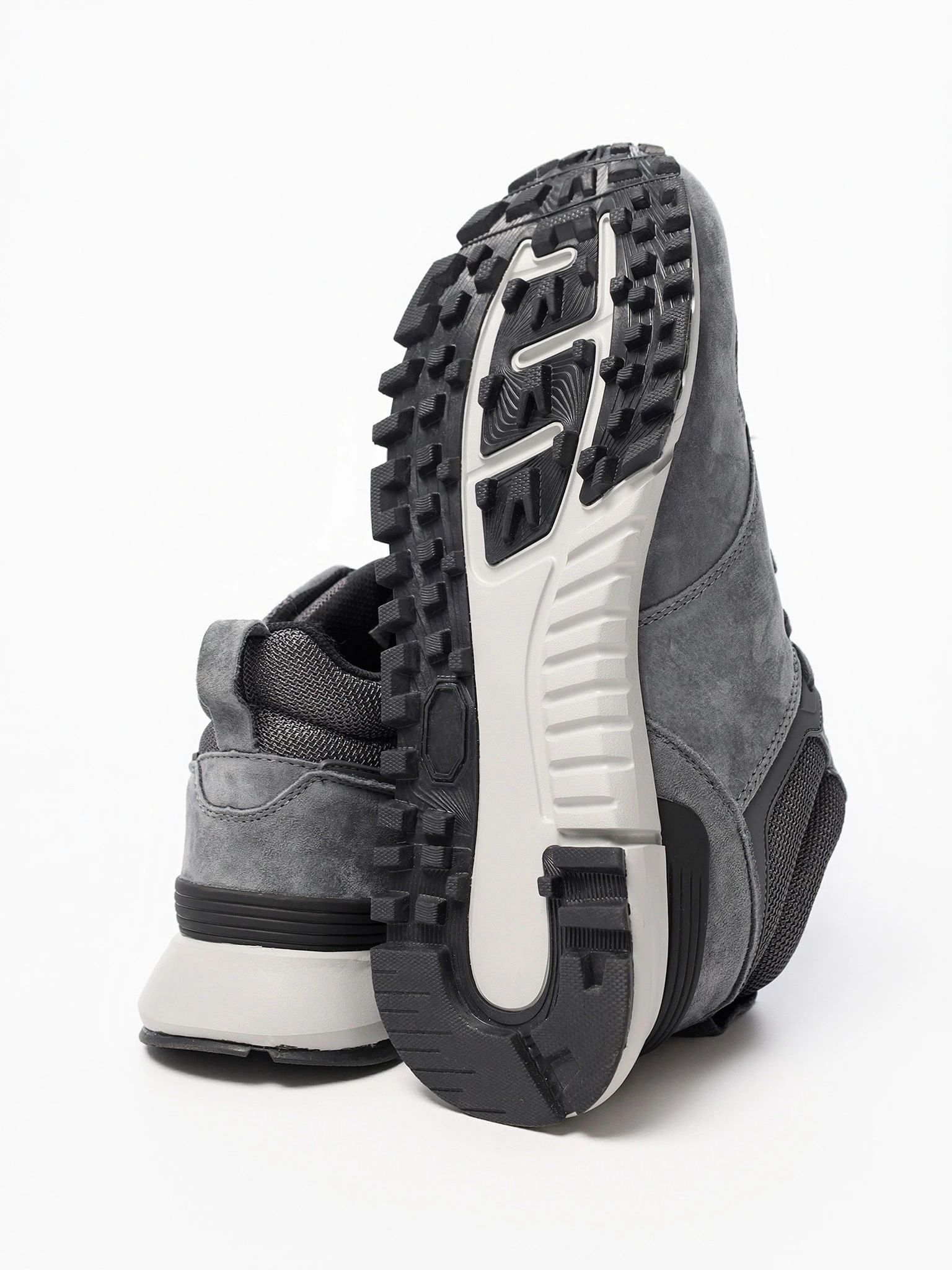 Кроссовки серого цвета комбинированные на рельефной подошве